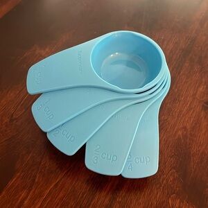 Tupperware measuring cups